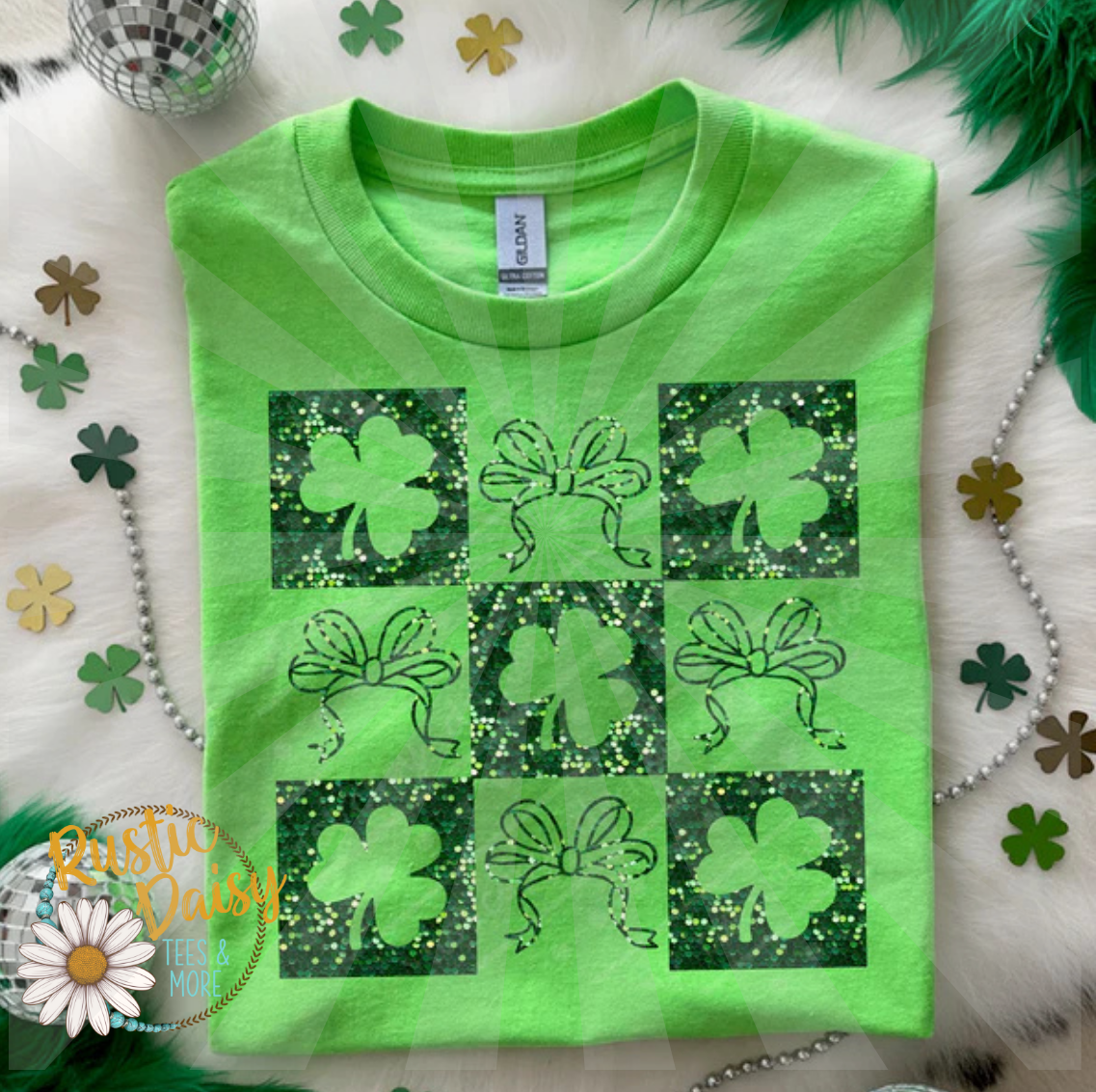 T-shirt with checkerboard pattern featuring shamrocks and bows in green glitter effect